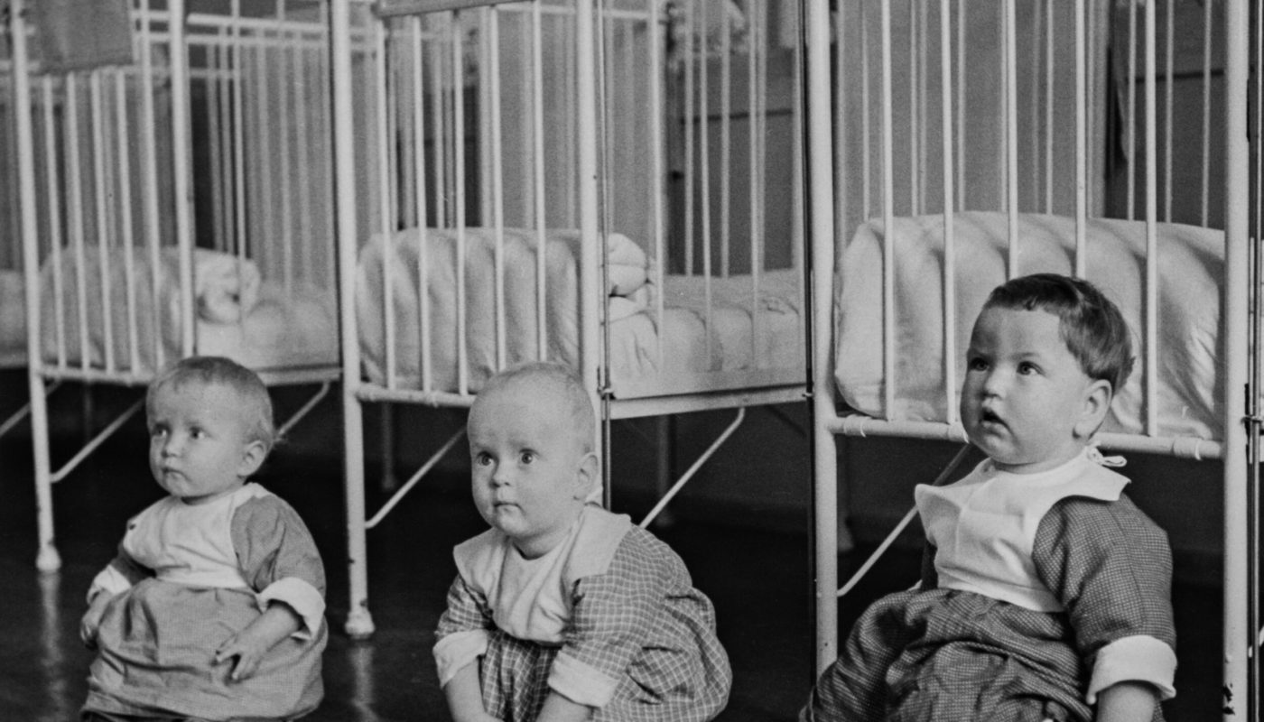 1900-luvun alun lapsikäsitys sisälsi vahvan ajatuksen lasten muovailtavuudesta ja sopeutuvuudesta, ja tämä näkyi erityisen selvästi vauvojen ja pienten lasten kasvatusta ja hoitoa koskevassa ohjeistuksessa. Lapsi tuli jo pienenä totuttaa aikuisten elämänrytmiin ja opettaa pärjäämään yksinään, niin nukkumisen kuin leikin suhteen. Lääkärivetoisessa lastenhoito- ja kasvatusneuvonnassa korostettiin erityisesti säännöllisen järjestyksen merkitystä. Kuvassa taaperoikäiset lapset harjoittelevat, lavastetussa tilanteessa, potalla käyntiä, Sofianlehdon lastenkodissa, vuonna 1940-1941. Kuva: Fredrik Runeberg, 1940-1941, Helsingin Kaupunginmuseo. https://hkm.finna.fi/Record/hkm.HKMS000005:km0000pj2o