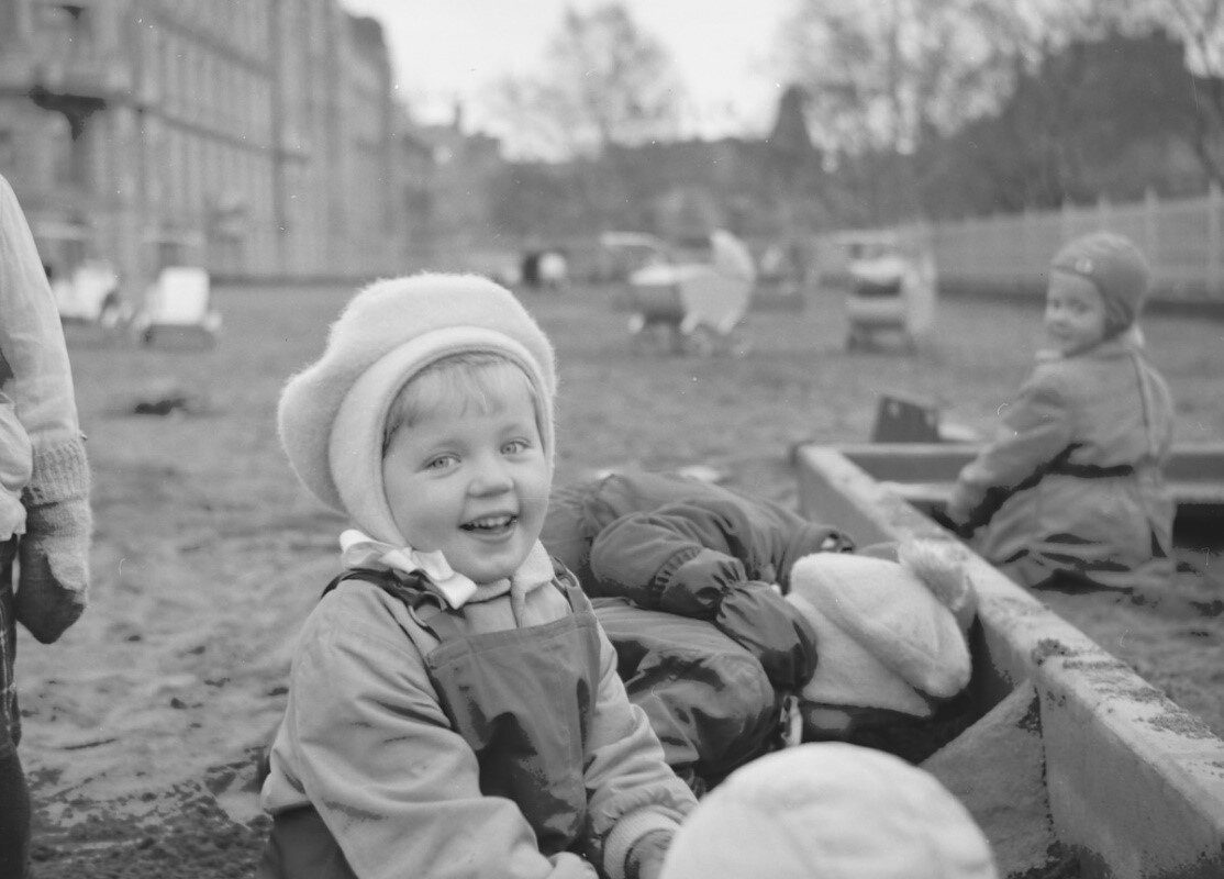 Kuva 1. Lapsia hiekkalaatikolla, 1957–1961. Kuvaaja Teuvo Kanerva. Historian kuvakokoelma, Museovirasto.