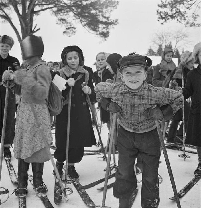Kuva 3. Kotityöt ja erilaiset vastuut kuuluivat myös lasten arkeen, mutta usein omaakin aikaa löytyi - esimerkiksi koulumatkojen yhteydestä. Kuvassa lapset ovat lähdössä kotimatkalle Tuusulassa, vuonna 1950. Kuvaaja Pekka Kyytinen, Museovirasto.