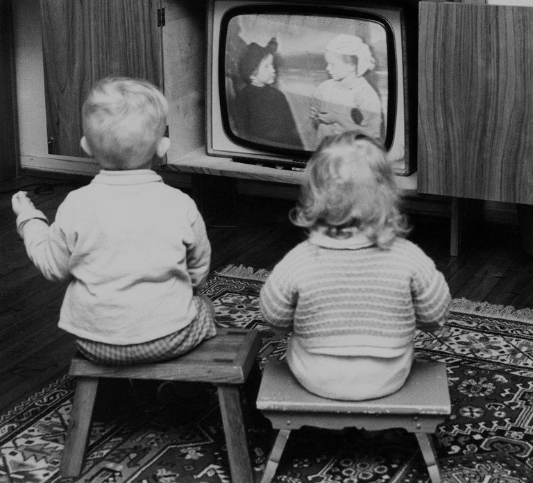 Lapset katsovat televisiota vuonna 1968. Kuvalähde: Helsingin kaupunginmuseo. CC BY 4.0.