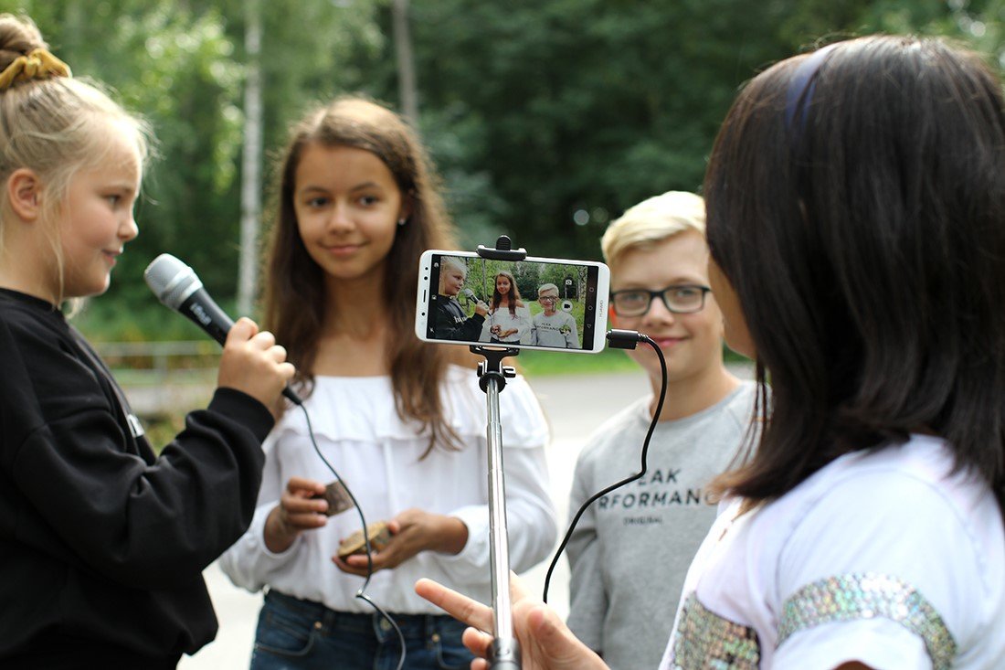 Oppilaat kuvasivat älypuhelimella haastattelua vuonna 2019. Kuvalähde: KAVI.