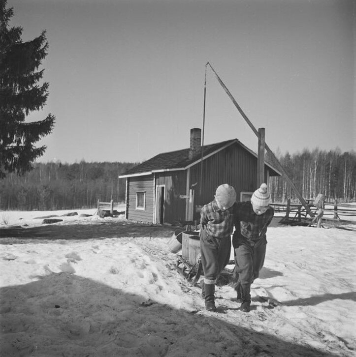 Pojat vetävät vesikelkkaa Savonrannassa, vuonn 1955. Kuvaaja Pekka Kyytinen, Museovirasto.