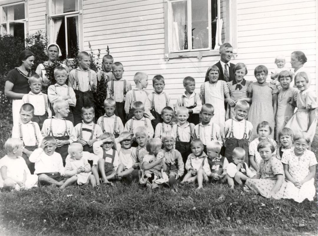 Nukarin orpokodin lapsia ja huoltajia vuodelta 1937