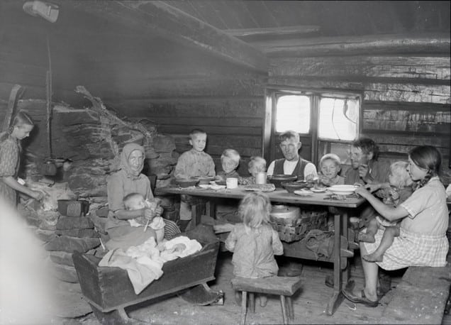 Vuonna 1924 otetun valokuvan yhteyteen on lisätty seuraava köyhyyden kuvaus: "Oi kärsivä metsäkansa, - köyhyyden kukoistusta. Katso, - rapakivistä kyhätty uuni, vähäiset huonekalut, ateria pöydällä, johon kuuluu: kalakukkoa, perunaa, "lotinaa", suolasärkiä, - perhe: isäntä, emäntä, ukki ja 10 lasta, jotka yöksi asettuvat tuvan lattialle levitetyille oljille päivävaatteissaan.” Kuvaaja Ivar Ekström, Eitikansalo, Nilsiä, Varkauden museot.