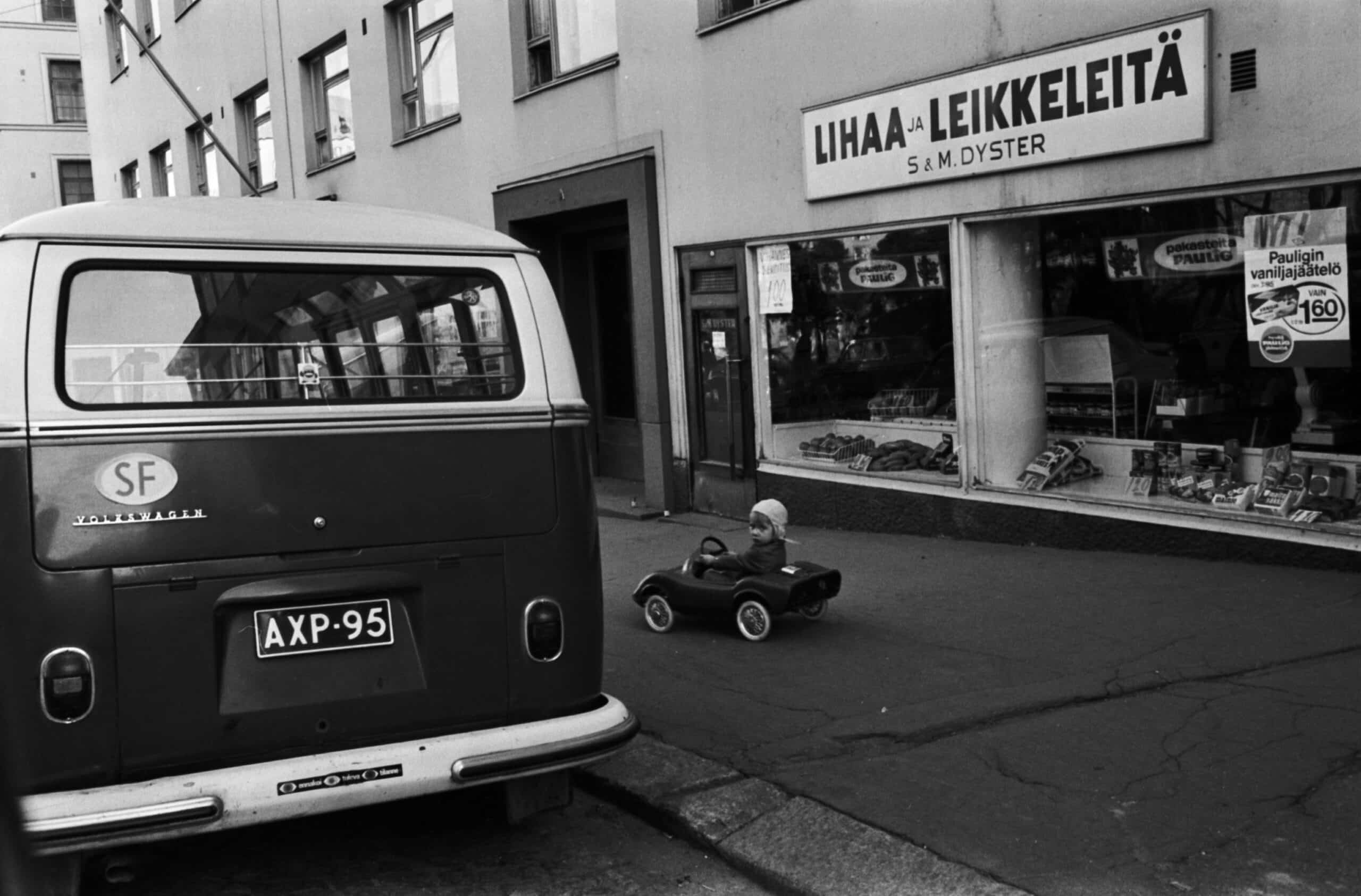 Kuva 2. Autoistuminen muutti lasten elinympäristöjä ja liikkumismahdollisuuksia. Kuva vuodelta 1970 Helsingistä Neljänneltä linjalta. Kuvalähde: valokuvaaja Simo Rista, Helsingin kaupunginmuseo.