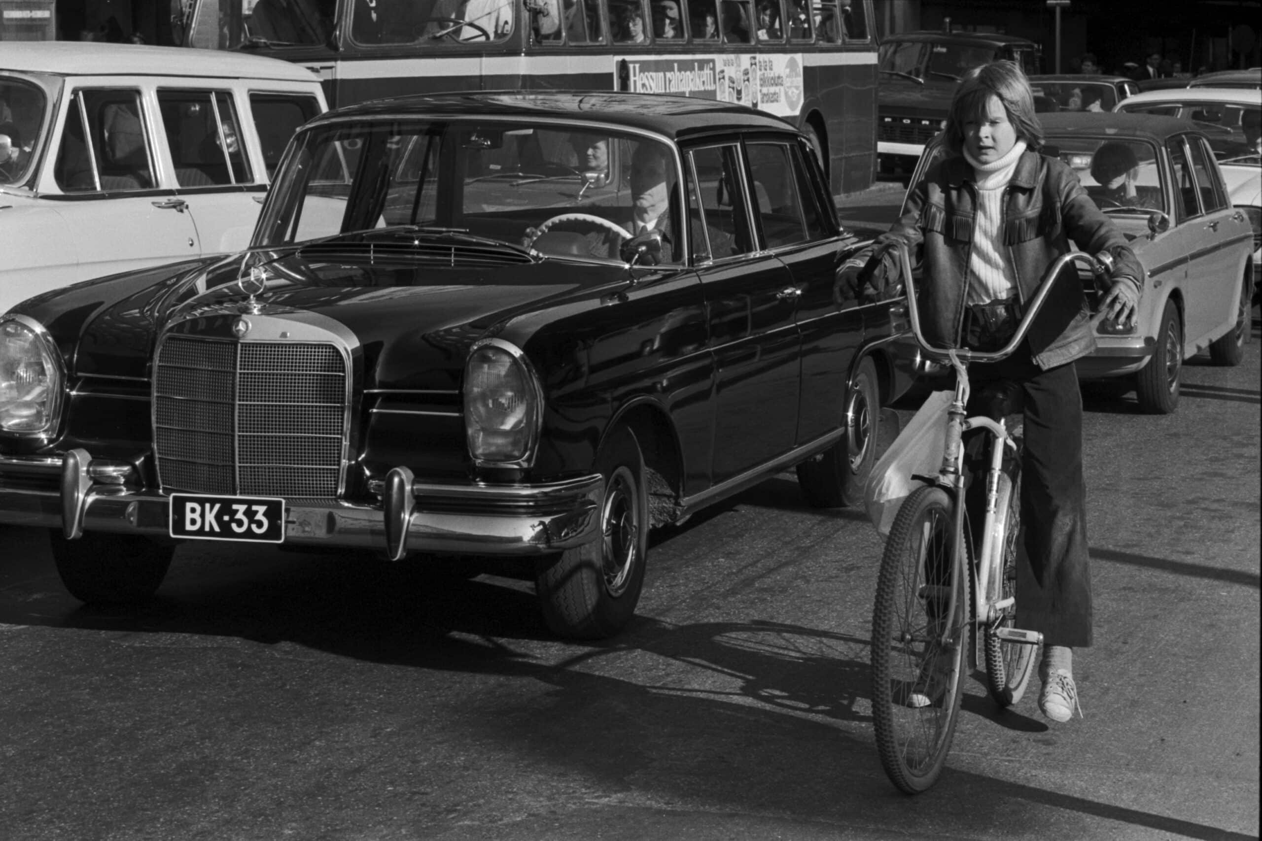 Kuva 4. Autoliikenteen vaarallisuuden takia erityisesti lasten pyöräilyyn alettiin suhtautua epäillen. Kuva vuodelta 1971 Helsingistä Fredrikinkadulta. Kuvalähde: kuvaaja Simo Rista, Helsingin kaupunginmuseo.