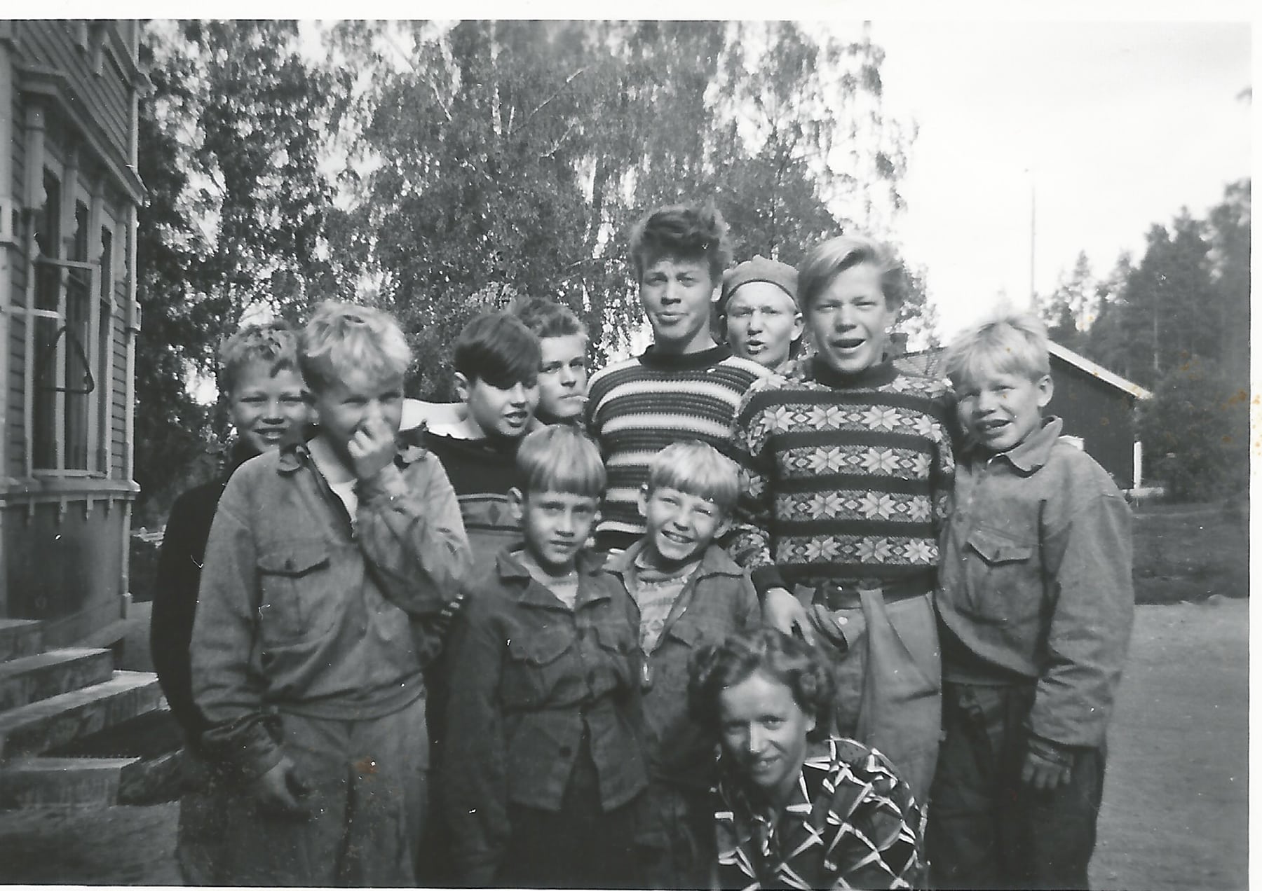 Järvilinnan poikia yhteiskuvassa, 1960-luku. Kuvan henkilöt ja kuvan lahjoittaja eivät liity tekstissä tarkasteltavaan kirjeeseen. Kuvalähde: Pauli Heinämäen kotialbumi.