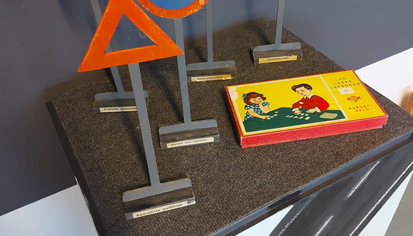 Liikennemerkit on nostettu esimerkkinä Leikki alkaa nyt -näyttelyyn, joka esittelee Hyvinkään varhaiskasvatuksen satavuotiasta historiaa.