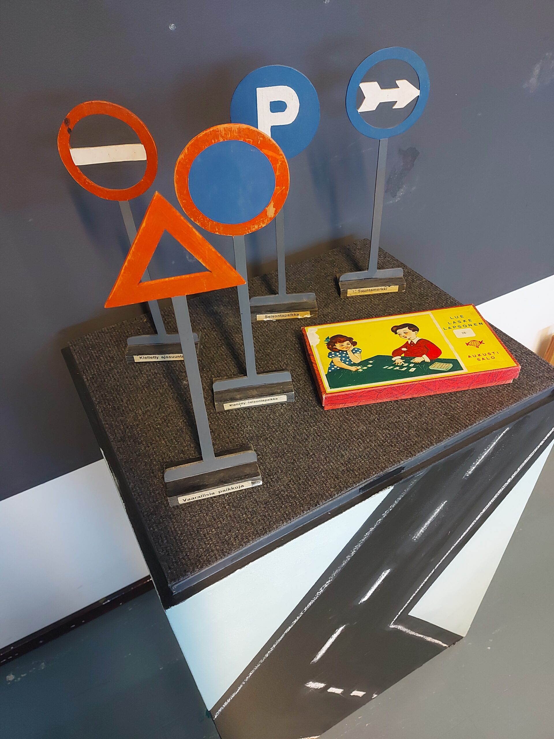 Liikennemerkit on nostettu esimerkkinä Leikki alkaa nyt -näyttelyyn, joka esittelee Hyvinkään varhaiskasvatuksen satavuotiasta historiaa.