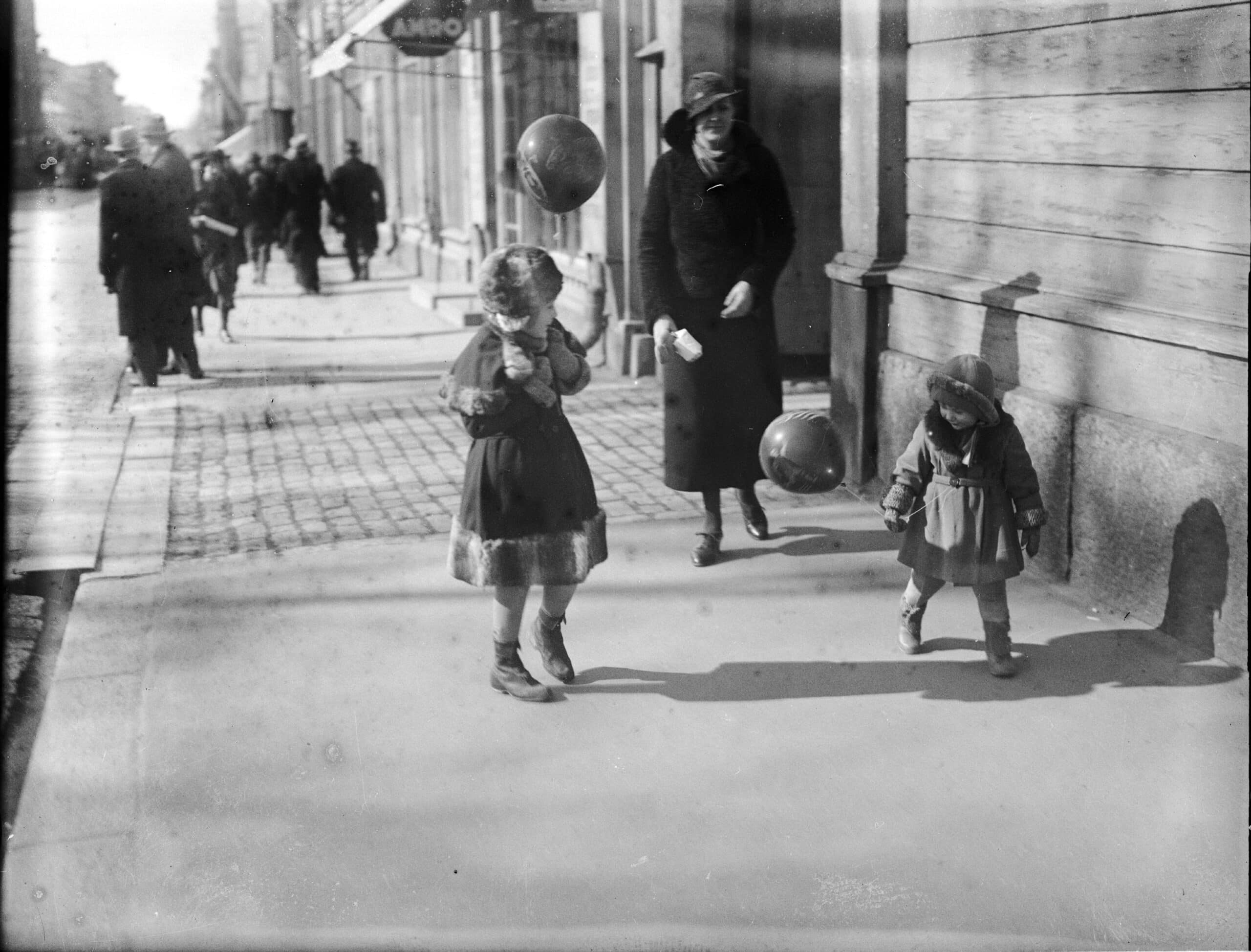 Lapsia ilmapallojen kanssa Turun Linnankadulla 1930-luvulla.